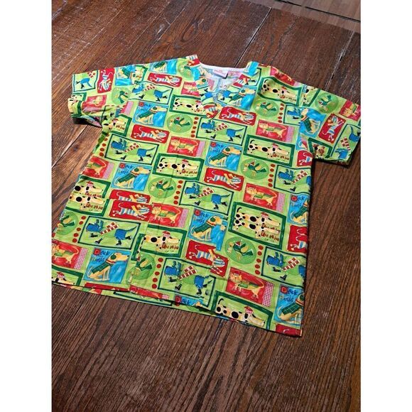 Medium Peaches Christmas Holiday Pets Short Sleeve VNeck Scrub Top Shirt Pockets - Picture 1 of 2